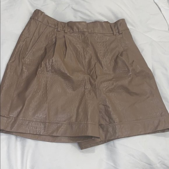 Faux Crocodile Skin Short - Picture 4 of 4